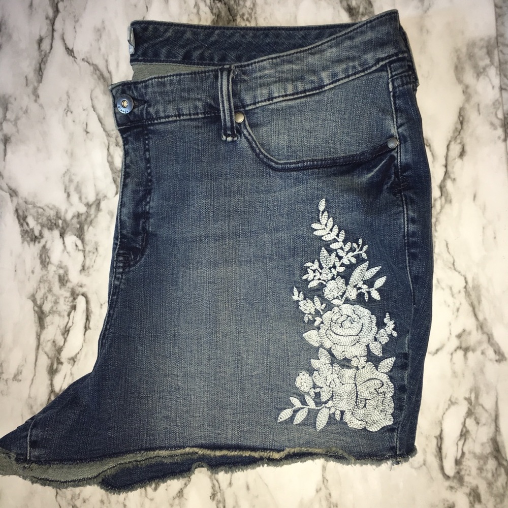 TORRID floral embroidered denim shorts 26 - Picture 3 of 8